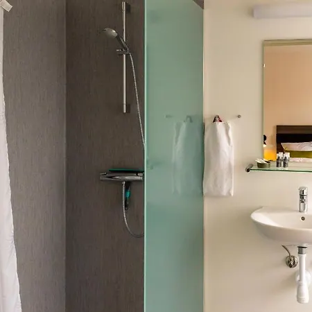 Og Hytteby 3* Ansager