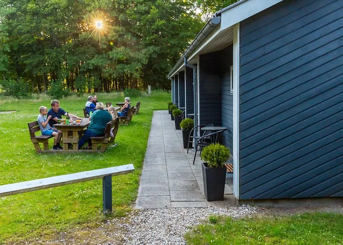 Og Hytteby מלון Ansager