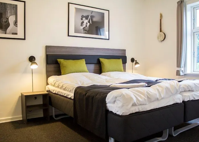 Og Hytteby מלון Ansager