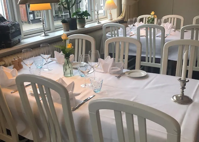 Og Hytteby 3* Ansager